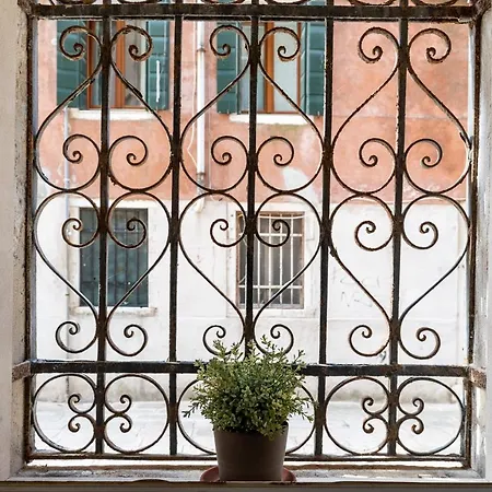 San Giacomo Pied-a-terre House By Wonderful Italy